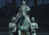 La estatua será removida por simbolizar la subyugación de pueblos afrodescendientes e indígenas.