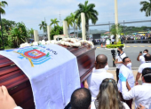 Ataúd donde están los restos de Carlos Luis Morales recorre las afueras del cementerio.