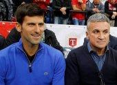Novak Djokovic (i) y su padre Srdjan Djokovic, durante una exhibición de tenis tiempo atrás.