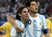 Lionel Messi (i) y Juan Román Riquelme son considerados entre los mejores de la historia del fútbol argentino.
