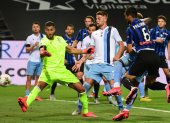 El defensa argenitno Jose Luis Palomino (R) anota el gol de la victoria para el Atalanta ante la marca de Felipe Caicedo