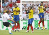 David Beckham (i) fue quien marcó el único gol, con el que Inglaterra eliminó a Ecuador del Mundial de Alemania.