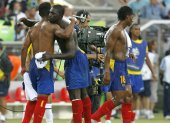Los jugadores de Ecuador Ivan Hurtado (i), Antonio Valencia (d) y Giovanny Espinoza (c) fueron titulares ante Inglaterra.