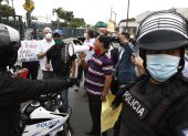 Los manifestantes se apostaron en los exteriores de la Universidad de Guayaquil. Miembros de la Policía intrevinieron.