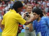 Diego Armando Maradona (d) y Ronaldinho, una dupla que se podría unir en Gimnasia y Esgrima de La Plata.