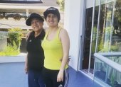 Carla Heredia y su mamá, Alicia, hacen deporte juntas en casa.