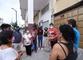Xavier Zurita conversando con un grupo de moradores sobre el bienestar del barrio.