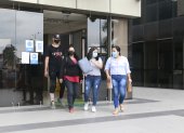 Ciudadanos en Guayaquil realizan sus trámite judiciales y otros con medidas de bioseguridad como el uso de mascarilla.