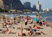 Los españoles aprovecharon su primer fin de semana de libertad absoluta tras el confinamiento. Vista general de la playa del Postiguet.