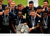 Los jugadores del Arminia Bielefeld celebran con el trofeo de la Bundesliga 2, que les da el paso a la primera división