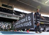 Los jugadores de Botafogo saltaron a la cancha con un cartel refiriéndose a los protocolos y a salvar vidas