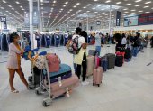 PARÍS. Una cola de pasajeros a la espera de registrar su equipaje en el aeropuerto de París Orly, que reabrió al público la semana pasada.