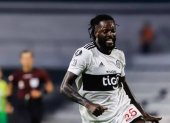 Emmanuel Adebayor fracasó en el Olimpia paraguayo.