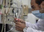 CAIRO. Un investigador de la empresa farmacéutica Eva Pharma, que elabora el remdesivir.