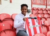 Joel Valencia destacó en el triunfo de su equipo, el Brentford, ante el Reading.