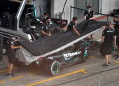 Los mecánicos de la escudería Mercedes trabajan reducidos previo al Gran Premio de Austria de este fin de semana que da inicio al Mundial.