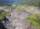La imagen facilitada por el Ing. Jorge Sevilla muestra cómo la erosión regresiva del río Coca va formando un cañón ancho y profundo que amenaza a la vía paralela.
