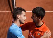 Dominic Thiem (i) donará lo que ganó en la primera parada del Adria Tour, torneo organizado Novak Djokovic.