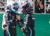 Valtteri Bottas (i) recibe la felicitación de sus compañero Lewis Hamilton (d) tras ganar la "pole" del Gran Premio de Austria.
