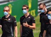 Algunos integrantes del equipo Haas, con el piloto francés Romain Grosjean (c), con las protecciones del caso en el circuito de Austria.