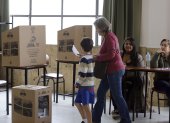 Personas sufragando en las últimas elecciones presidenciales en Ecuador.