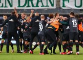 Los jugadores del Werder Bremen celebran la permanencia en la primera categoría de Alemania.

 FBL-GER-BUNDESLIGA-RELEGATION-HEIDENHEIM-BREMEN
