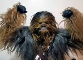 Con un fanático vestido de Chewbacca inicia el video de la orquesta.