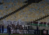 Los jugadores de Fluminense celebran con la tribuna vacía por la pandemia.