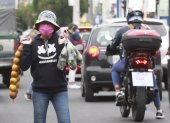 Vendedores ambulantes en Quito utilizan insumos de bioseguridad durante su jornada.