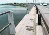 Los robos de los hierros en el segundo puente de la Perimetral ponen en riesgo a los peatones.