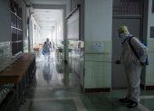 WUHAN. Personal sanitarios desinfectan un área de una escuela antes del Examen de ingreso a la universidad nacional (NCEE), conocido como Gaokao.