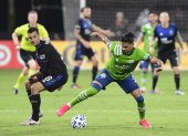 Xavier Arreaga (d), defensa ecuatoriano de los Sounders de Seattle, domina un balón en el duelo de la MLS.

== FOR NEWSPAPERS, INTERNET, TELCOS & TELEVISION USE ONLY ==

 MLS-SOC-SPO-SEATTLE-SOUNDERS-FC-V-SAN-JOSE-EARTHQUAKES---MLS-IS-