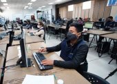 Unas 46 personas realizan la verificación de firmas en las instalaciones del COSFA, en el norte de Quito.