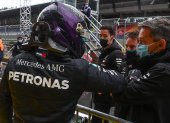 Lewis Hamilton celebra su victoria en las clasificaciones, por lo que saldrá primero en el Gran Premio