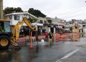 Reparación de tubería rota a la altura de la calle Segunda y Guayacanes, en Urdesa central.