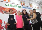 En el centro del grupo, Martha Vilaña, la fundadora de los cangrejales, acompañada de parte de sus parientes, que también tienen locales en Sauces.