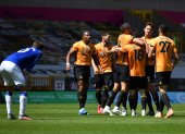 Los jugadores Wolverhampton festejan uno de los tantos para la victoria que los mantiene en pelea por llegar a la Champions.