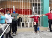 Hecho. Este 13 de julio, los docentes se instalaron en los exteriores de la UNE para protestar y exigir a Educación el pago de sus sueldos.