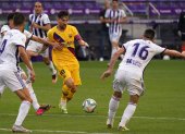 Lionel Messi (c) en acción, en el partido de Barcelona ante el Real Valladolid.