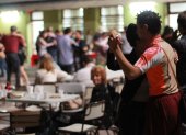 BUENOS AIRES. Es un centro educativo privado, pero desde su fundación en 1991 por la pareja de bailarines Gloria y Rodolfo Dinzel, es conocido como "Universidad del Tango".