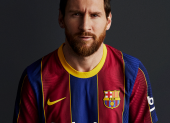 Lionel Messi posa con la nueva camiseta del Barcelona para la próxima temporada
