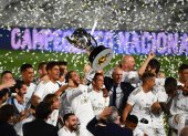 Los jugadores del Real Madrid levantan el trofeo luego consagrarse campeones.

 FBL-ESP-LIGA-REAL MADRID-VILLARREAL