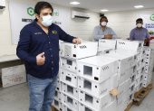 Édgar Landívar, Vicente Adum y Ronny Torres detallan el avance del proyecto de producción de 200 respiradores artificiales, que prevén concluir en dos semanas.