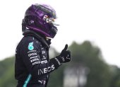 Lewis Hamilton festeja tras conseguir el primer lugar en la clasificación del Gran Premio de Hungría y elevar a 90 su número de "poles"