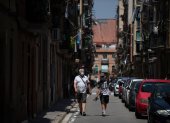BARCELONA. Dos personas transitan por una calle, ayer, tras el pedido de las autoridades de no salir de casa.