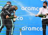Lewis Hamilton (i) celebra la nueva victoria de Mercedes en el Gran Premio de Hungría.