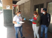 Los voluntarios acuden a dar apoyo a las familias con cáncer en la entrega de donaciones de los kits de alimentos. Jéssica Camejo (izq.) organiza las jornadas en varias zonas de Guayaquil.