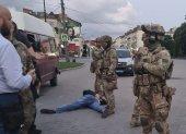 LUTSK. Las fuerzas de seguridad detienen al presunto secuestrador (tirado en el suelo) luego de la liberación de rehenes de un autobús secuestrado en el centro de la ciudad ucraniana.