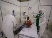 BRASILIA. Un brasileño recibe atención médica en uno de las unidades emergentes instalados tras la saturación de los centros formales.