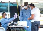 Personas pasan por centros de pruebas rápidas de COVID-19 en Miami Beach, este 23 de julio d